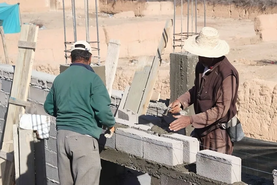 خطر الحرارة على عمال البناء والزراعة يثير دعوات لوقف العمل عند 40 درجة مئوية
