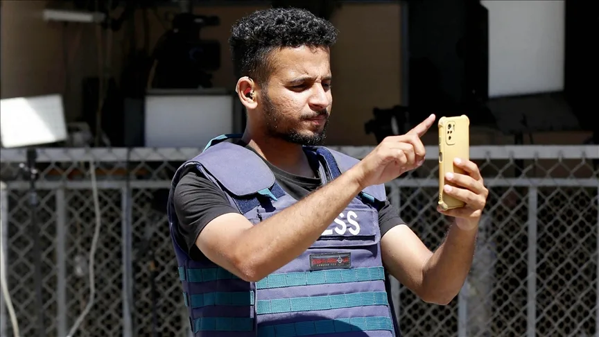 عندما تتحدث الأيادي: “أبو عمرة” ينقل أحداث حرب غزة إلى مجتمع الصم عندما تتحدث الأيادي: “أبو عمرة” ينقل أحداث حرب غزة إلى مجتمع الصم