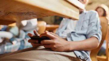 دليل تربوي منتظر لتنظيم استخدام الهواتف في المدارس المغربية