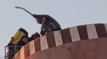 عاجل: معتصم فوق خزان مائي يهاجم بشكل وحشي عنصر من أجهزة الحماية المدنية.