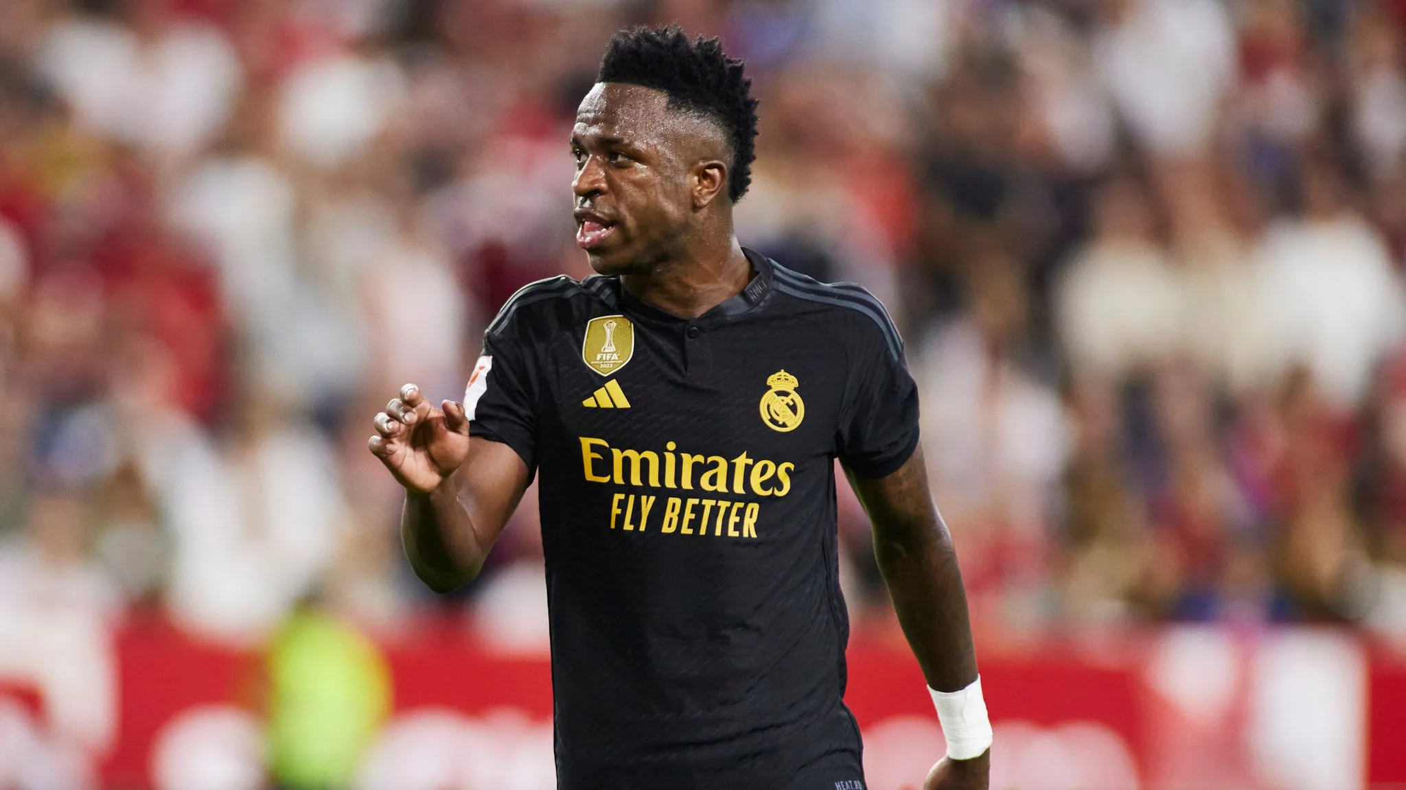 مشكلة مالية تؤخر تجديد عقد فينيسيوس مع ريال مدريد