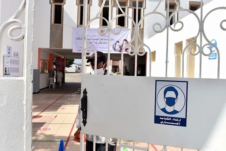 حراس النظافة في المدارس يعبرون عن استيائهم من “طمع” شركات المقاولات برادة حراس النظافة في المدارس يعبرون عن استيائهم من “طمع” شركات المقاولات برادة