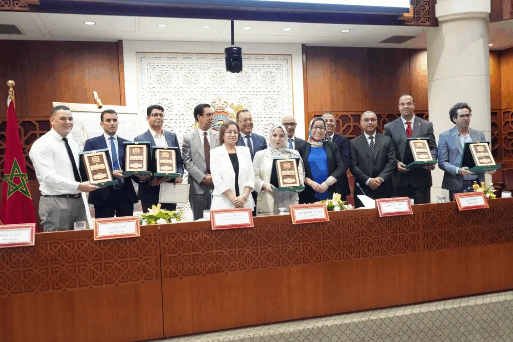 توزيع الجوائز على الفائزين في مجال الدراسات والأبحاث المتعلقة بالعمل البرلماني توزيع الجوائز على الفائزين في مجال الدراسات والأبحاث المتعلقة بالعمل البرلماني