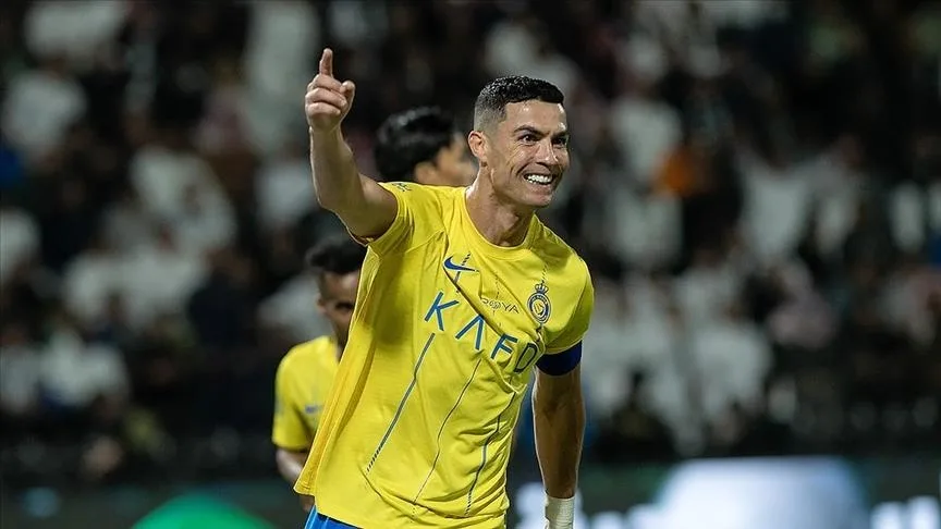 رونالدو يتوج بلقب أفضل لاعب للموسم وجائزة أفضل هدف رونالدو يتوج بلقب أفضل لاعب للموسم وجائزة أفضل هدف