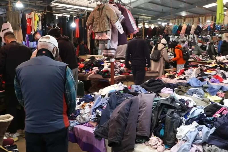 “الجوطية” تزدهر في ظل ارتفاع الأسعار بحثًا عن أناقة مريحة للميزانية “الجوطية” تزدهر في ظل ارتفاع الأسعار بحثًا عن أناقة مريحة للميزانية