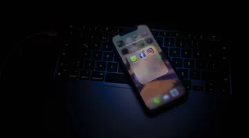 جيل الرسائل النصية يزيد من عزلته وخبير يحذر من العلاقات التي تُبنى على النصوص