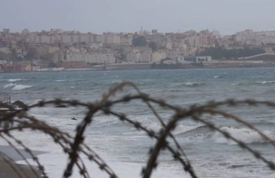 المغرب ي mobilizes البحرية على سواحل الفنيدق للحد من تدفق المهاجرين. المغرب ي mobilizes البحرية على سواحل الفنيدق للحد من تدفق المهاجرين.