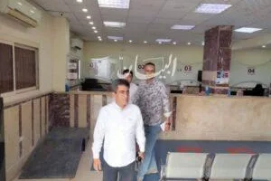 رئيس مدينة مرسى مطروح يلتقي بالمواطنين للاستماع إلى شكاواهم ومقترحاتهم خلال زيارته للمركز التكنولوجي