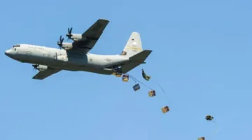 الإسقاط الجوي للمساعدات في غزة: كيف تتحول الإغاثة أحيانًا إلى وسيلة للدمار