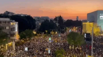 تظاهرة في تل أبيب تدعو إلى إنهاء الحرب في غزة وإجراء صفقة لتبادل الأسرى
