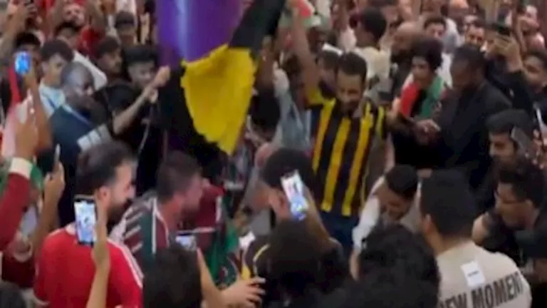 7 لقطات لجماهير الاتحاد السعودي تحتفل مع فريق فلامينغو البرازيلي 7 لقطات لجماهير الاتحاد السعودي تحتفل مع فريق فلامينغو البرازيلي