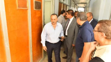 محافظ أسيوط يقوم بجولة تفقدية لبعض الإدارات في الديوان العام لمتابعة سير العمل وكفاءة الأداء الإداري.