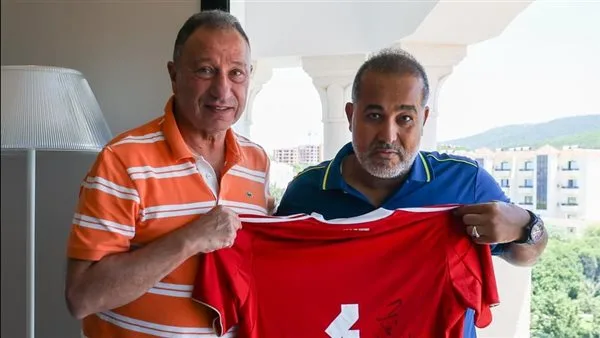 الخطيب يمنح قميص الأهلي لـ “خليفة سلطان” رئيس الشركة المسؤولة عن معسكر تونس.