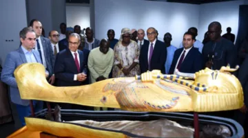وزير الخارجية يقدم نسخة من مومياء وتابوت الملك توت عنخ آمون لمتحف الحضارات الإفريقية في داكار.