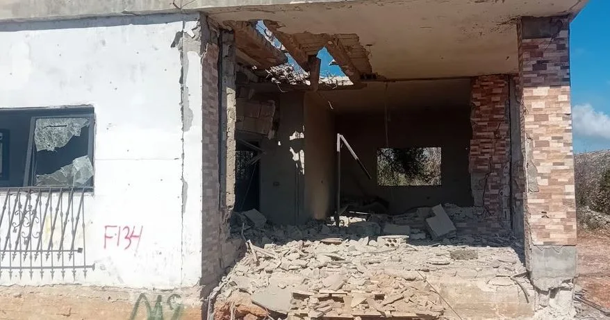 قذيفة إسرائيلية تضرب منزلًا مسكونًا في بلدة عيتا الشعب بجنوب لبنان قذيفة إسرائيلية تضرب منزلًا مسكونًا في بلدة عيتا الشعب بجنوب لبنان