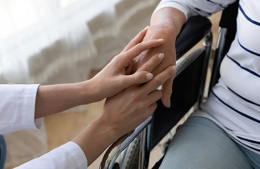 البحث في أسباب حدوث الشلل بعد الإصابة بنزلة البرد