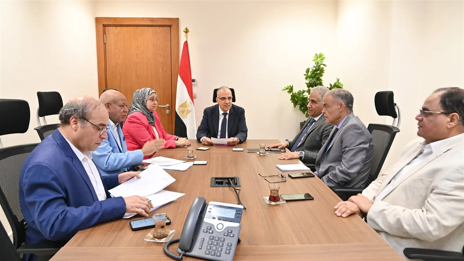 وزير الموارد المائية والري يجتمع بعدد من نواب البرلمان لمناقشة شكاوى المواطنين وزير الموارد المائية والري يجتمع بعدد من نواب البرلمان لمناقشة شكاوى المواطنين