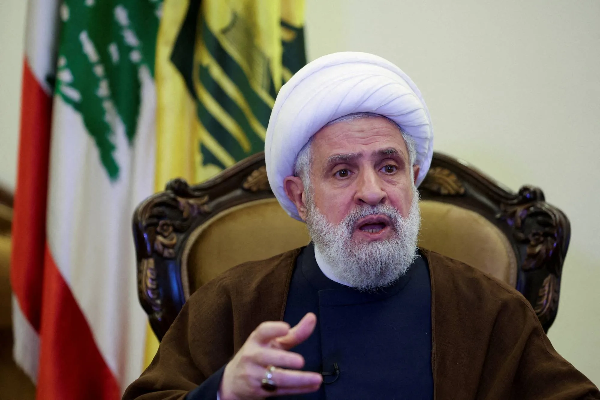 الأمين العام لحزب الله يرفض تفكيك سلاح حزبه قبل مغادرة إسرائيل من جنوب لبنان. الأمين العام لحزب الله يرفض تفكيك سلاح حزبه قبل مغادرة إسرائيل من جنوب لبنان.