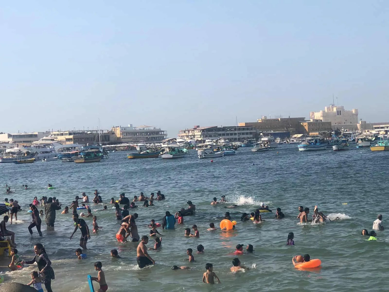 السياح يتواجدون بأعداد كبيرة على شواطئ الإسكندرية.. والمواطنون: نلتزم بتوجيهات فرق الإنقاذ السياح يتواجدون بأعداد كبيرة على شواطئ الإسكندرية.. والمواطنون: نلتزم بتوجيهات فرق الإنقاذ