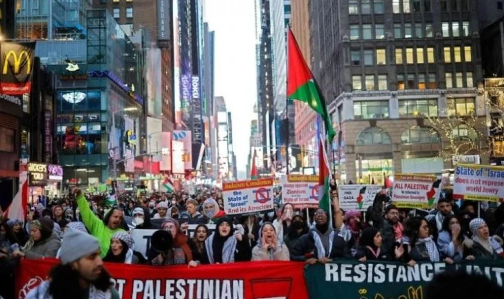 محتجون يخرجون في بروكلين، نيويورك، للمطالبة بإنهاء القتال في غزة