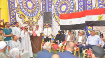 محافظ الأقصر يشارك في مؤتمر شعبي لأهالي قرية العضايمة للإعلان عن استكمال مجموعة من المشاريع.