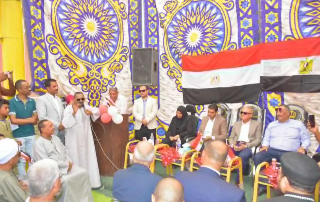 محافظ الأقصر يشارك في مؤتمر شعبي لأهالي قرية العضايمة للإعلان عن استكمال مجموعة من المشاريع.