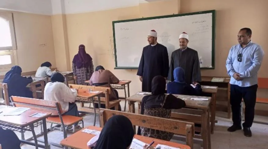 الهدوء يختتم الماراثون الأدبي للأزهر في مطروح.. امتحانات ناجحة دون شكاوى وجهود تثمر عن الاطمئنان الهدوء يختتم الماراثون الأدبي للأزهر في مطروح.. امتحانات ناجحة دون شكاوى وجهود تثمر عن الاطمئنان
