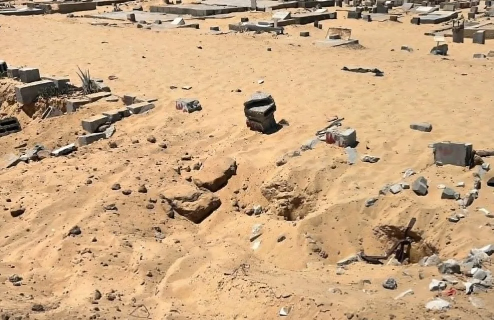 مصادر في غزة: قوات الاحتلال قامت بالحفر في العديد من القبور بخان يونس للبحث عن قبر الشهيد محمد الضيف مصادر في غزة: قوات الاحتلال قامت بالحفر في العديد من القبور بخان يونس للبحث عن قبر الشهيد محمد الضيف