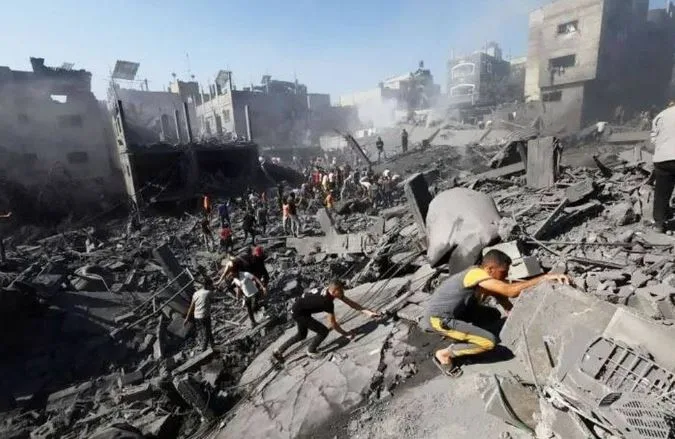 مقتل 32 فلسطينيًا في غارات على غزة، بما في ذلك قصف كنيسة