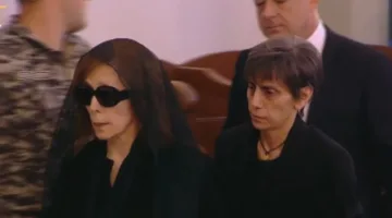 على الرغم من تقارير تعرضها لصدمة كبيرة، فيروز تشارك في وداع ابنها الأكبر زياد الرحباني.