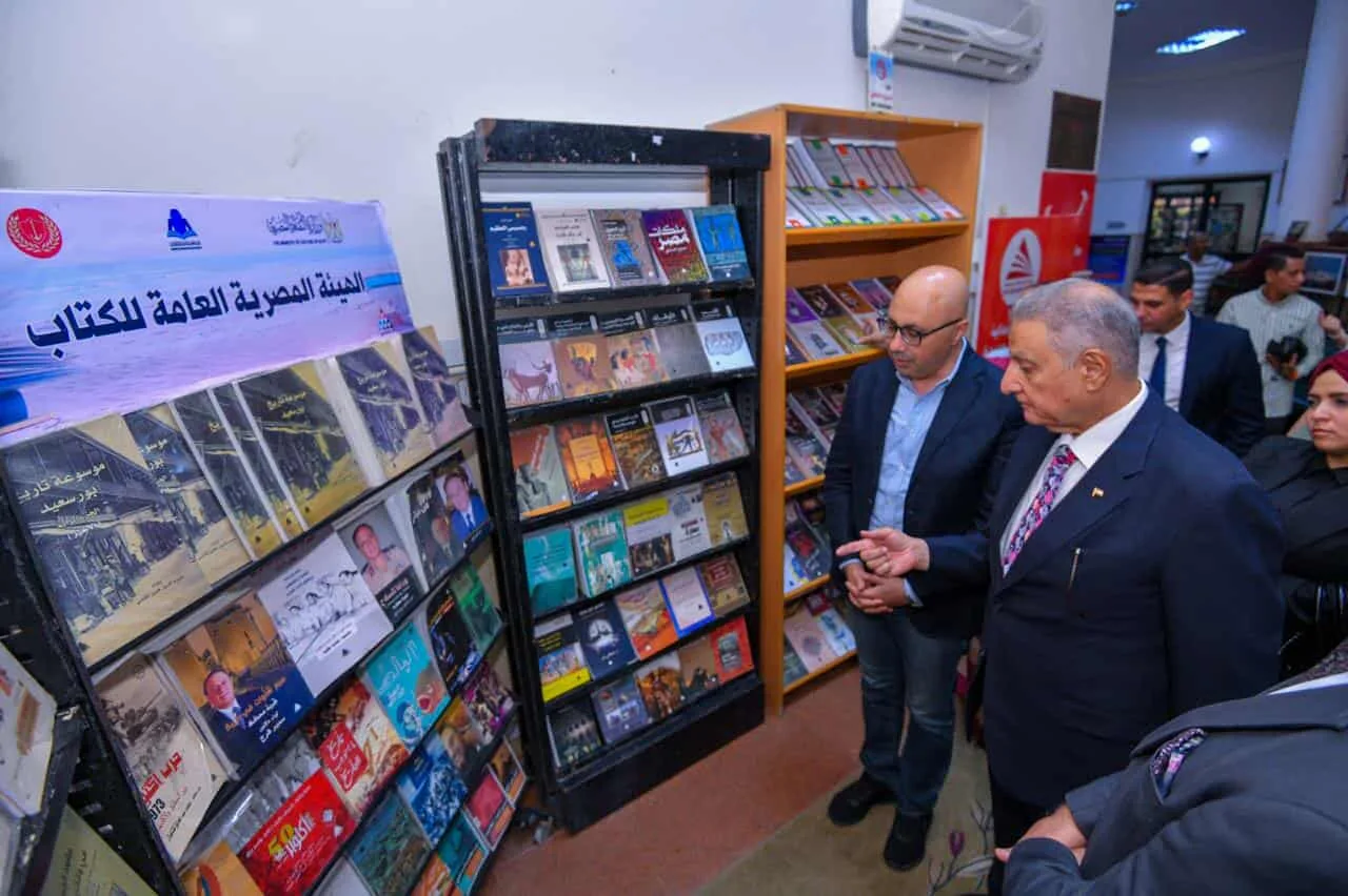 بداية جديدة للكتاب المصري: تدشين أول نقطة بيع للهيئة العامة للكتاب في مكتبة بورسعيد العامة بداية جديدة للكتاب المصري: تدشين أول نقطة بيع للهيئة العامة للكتاب في مكتبة بورسعيد العامة