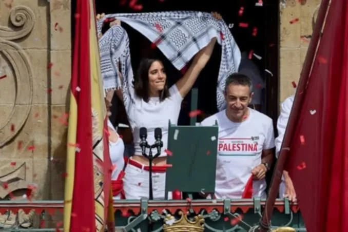 هتافات مؤيدة لفلسطين خلال افتتاح مهرجان سان فيرمين في إسبانيا هتافات مؤيدة لفلسطين خلال افتتاح مهرجان سان فيرمين في إسبانيا