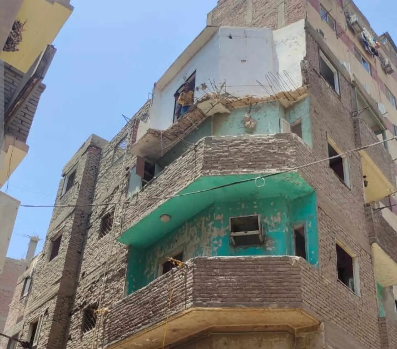 محافظ الجيزة يتوجيه بإزالة مبنى مهدد بالانهيار في حي جنوب وفرض قوانين صارمة ضد التشييد المخالف. محافظ الجيزة يتوجيه بإزالة مبنى مهدد بالانهيار في حي جنوب وفرض قوانين صارمة ضد التشييد المخالف.