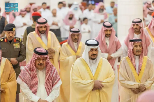 فيديو: الأمراء والمسؤولون يشاركون في صلاة الجنازة على “الأمير النائم” فيديو: الأمراء والمسؤولون يشاركون في صلاة الجنازة على “الأمير النائم”
