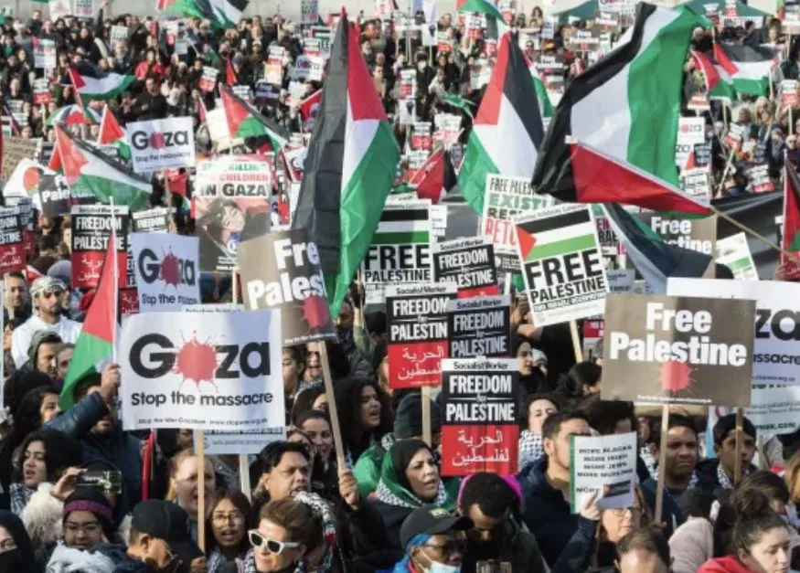احتجاجات في لندن ضد حظر جماعة “تحرك من أجل فلسطين” وتصنيفها كمنظمة إرهابية احتجاجات في لندن ضد حظر جماعة “تحرك من أجل فلسطين” وتصنيفها كمنظمة إرهابية