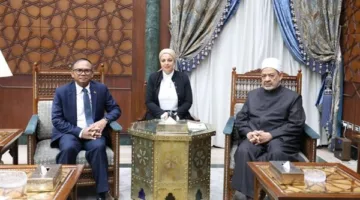 شيخ الأزهر يلتقي سفير كمبوديا لبحث سبل تعزيز التعاون العلمي والدعوي.
