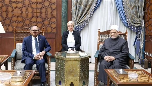 شيخ الأزهر يلتقي سفير كمبوديا لبحث سبل تعزيز التعاون العلمي والدعوي. شيخ الأزهر يلتقي سفير كمبوديا لبحث سبل تعزيز التعاون العلمي والدعوي.