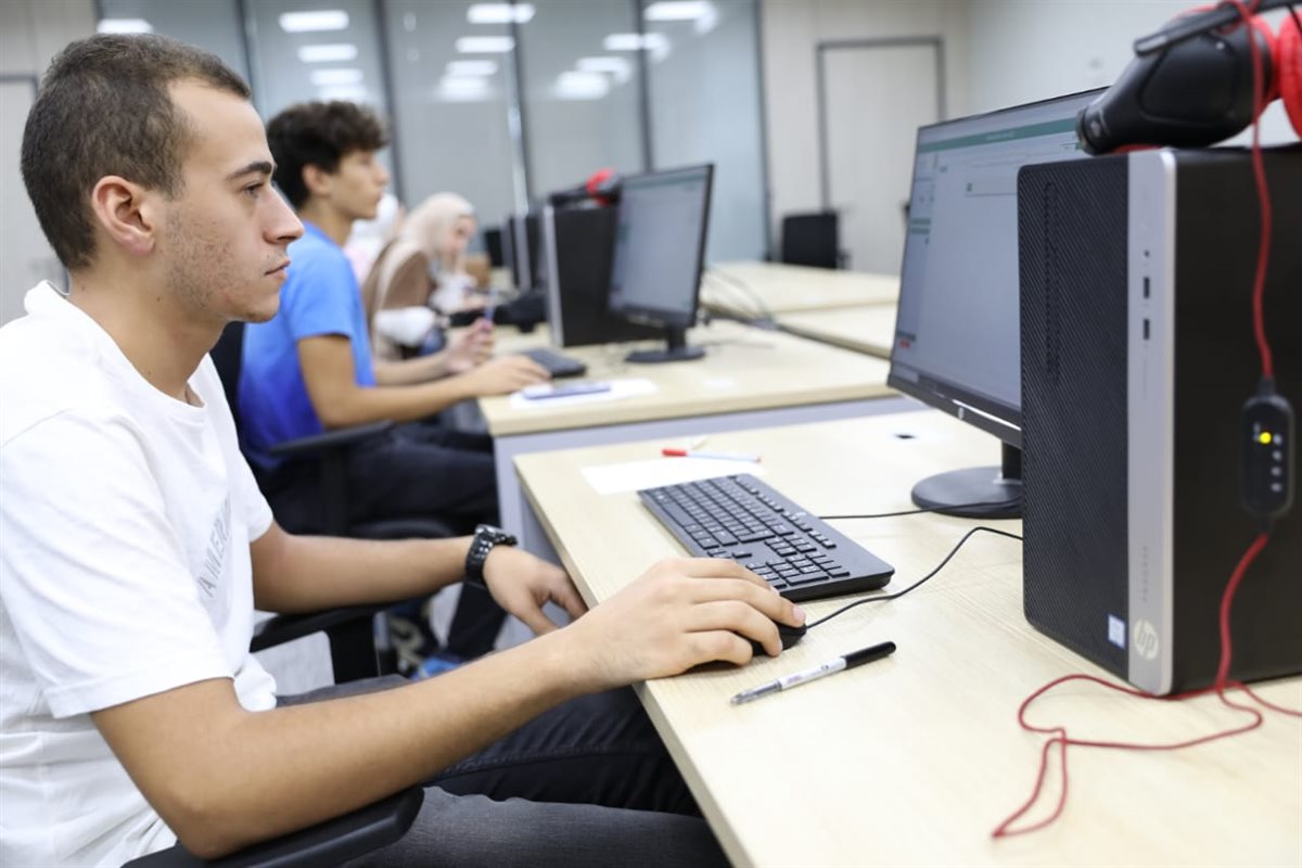 <strong>طلاب الثانوية العامة</strong>