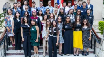 السفيرة الأمريكية تكرّم 35 طالبًا مصريًا حصلوا على فرصة للدراسة في الولايات المتحدة من خلال برنامج KL-YES.