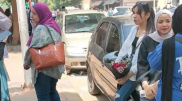 بالحزن والفرح والتمنيات.. أسر طلاب الثانوية العامة تنتظر أولادهم أمام لجان الامتحانات في ختام الفترة الاختبارية.