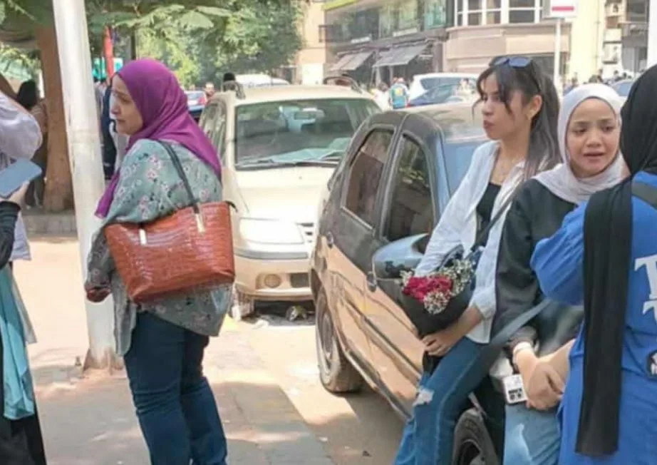 بالحزن والفرح والتمنيات.. أسر طلاب الثانوية العامة تنتظر أولادهم أمام لجان الامتحانات في ختام الفترة الاختبارية.