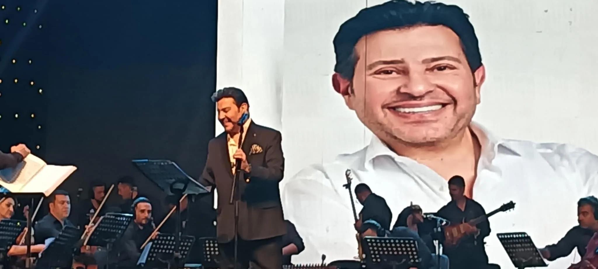 حفل مزدحم لهاني شاكر مع فرقة رضا على خشبة مسرح البالون