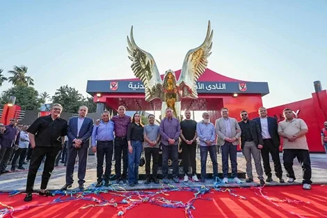 الأهلي يطلق البوابة الجديدة لفرع الجزيرة مع نسر ضخم الأهلي يطلق البوابة الجديدة لفرع الجزيرة مع نسر ضخم