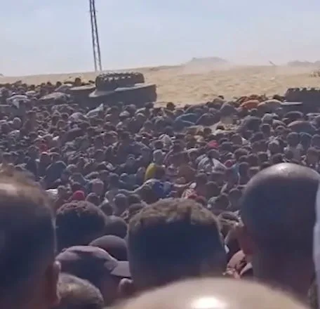 المكتب الإعلامي الحكومي في غزة: حادث إطلاق النار بالقرب من مراكز الإغاثة يعكس أسوأ مستويات الانحطاط الأخلاقي.