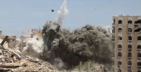 استشهاد 13 فلسطينياً جراء غارات متواصلة من إسرائيل على غزة