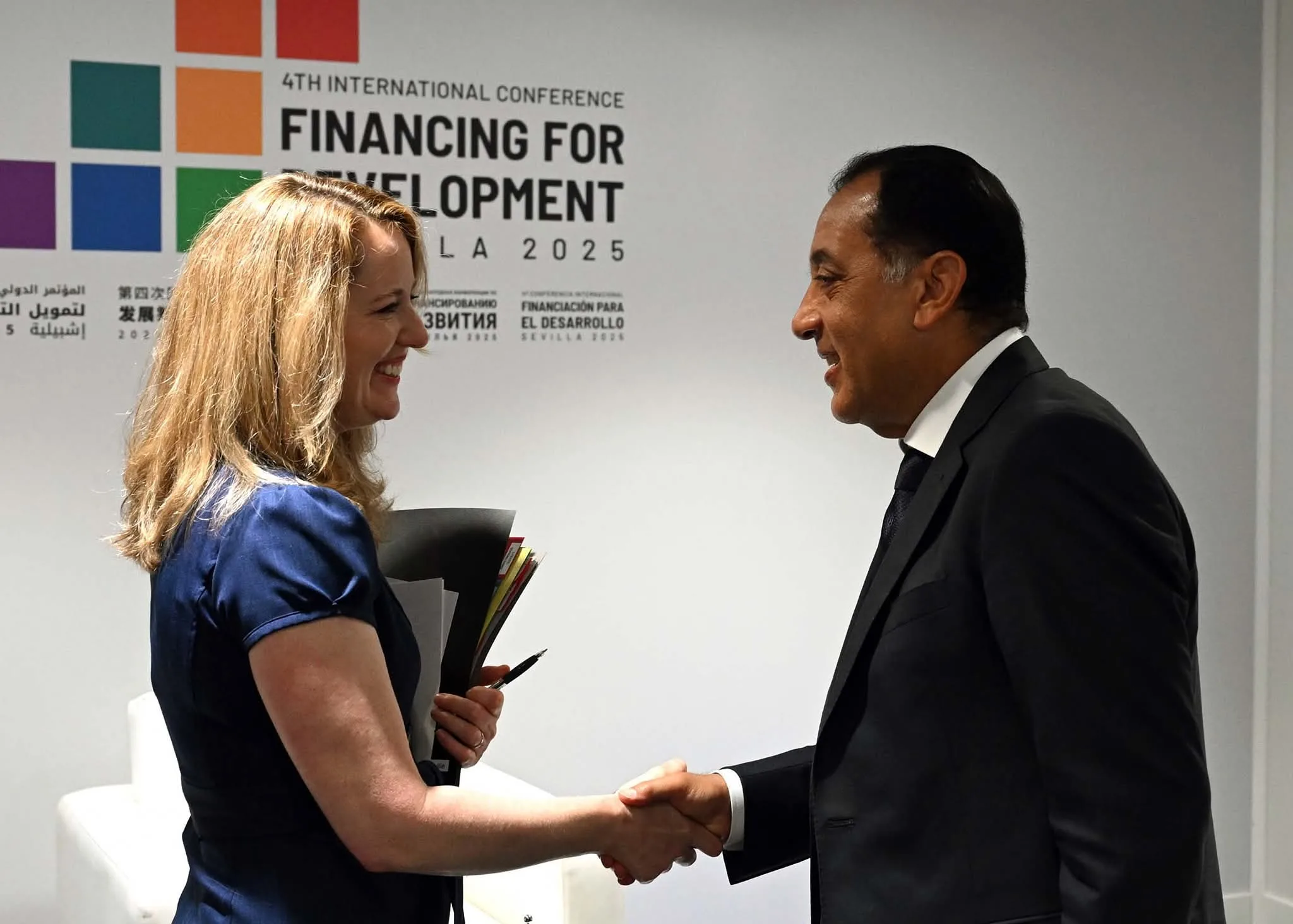 رئيس الحكومة يجتمع بالمديرة العامة للمنظمة الدولية للهجرة رئيس الحكومة يجتمع بالمديرة العامة للمنظمة الدولية للهجرة