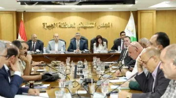 النجار يرأس اجتماع المجلس التنفيذي للمحافظة ويمنح تكريمًا لمدير مديرية الطب البيطري.