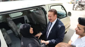 محافظ المنوفية يحقق وعده ويسلم عائلة سائق حادث الإقليمي ميكروباصاً جديداً
