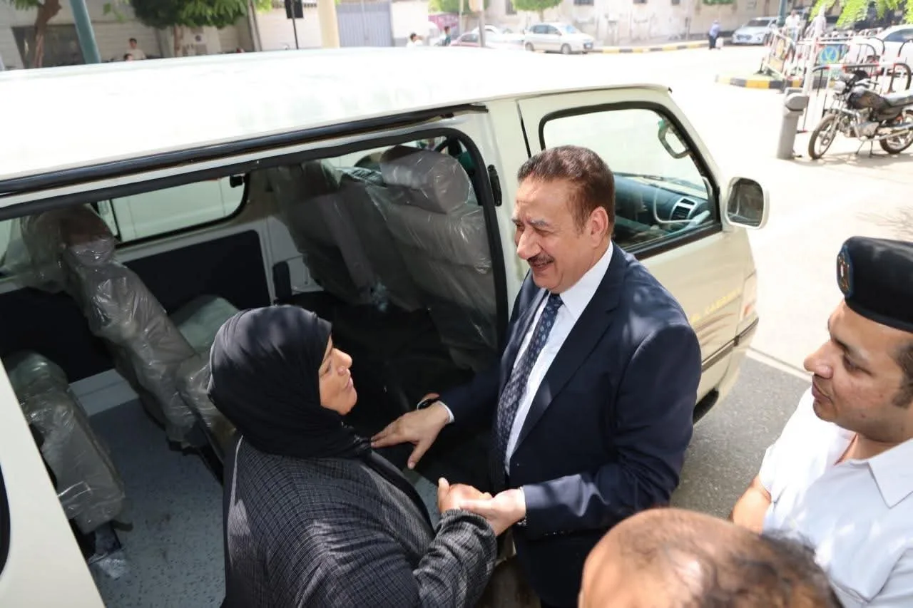 محافظ المنوفية يحقق وعده ويسلم عائلة سائق حادث الإقليمي ميكروباصاً جديداً