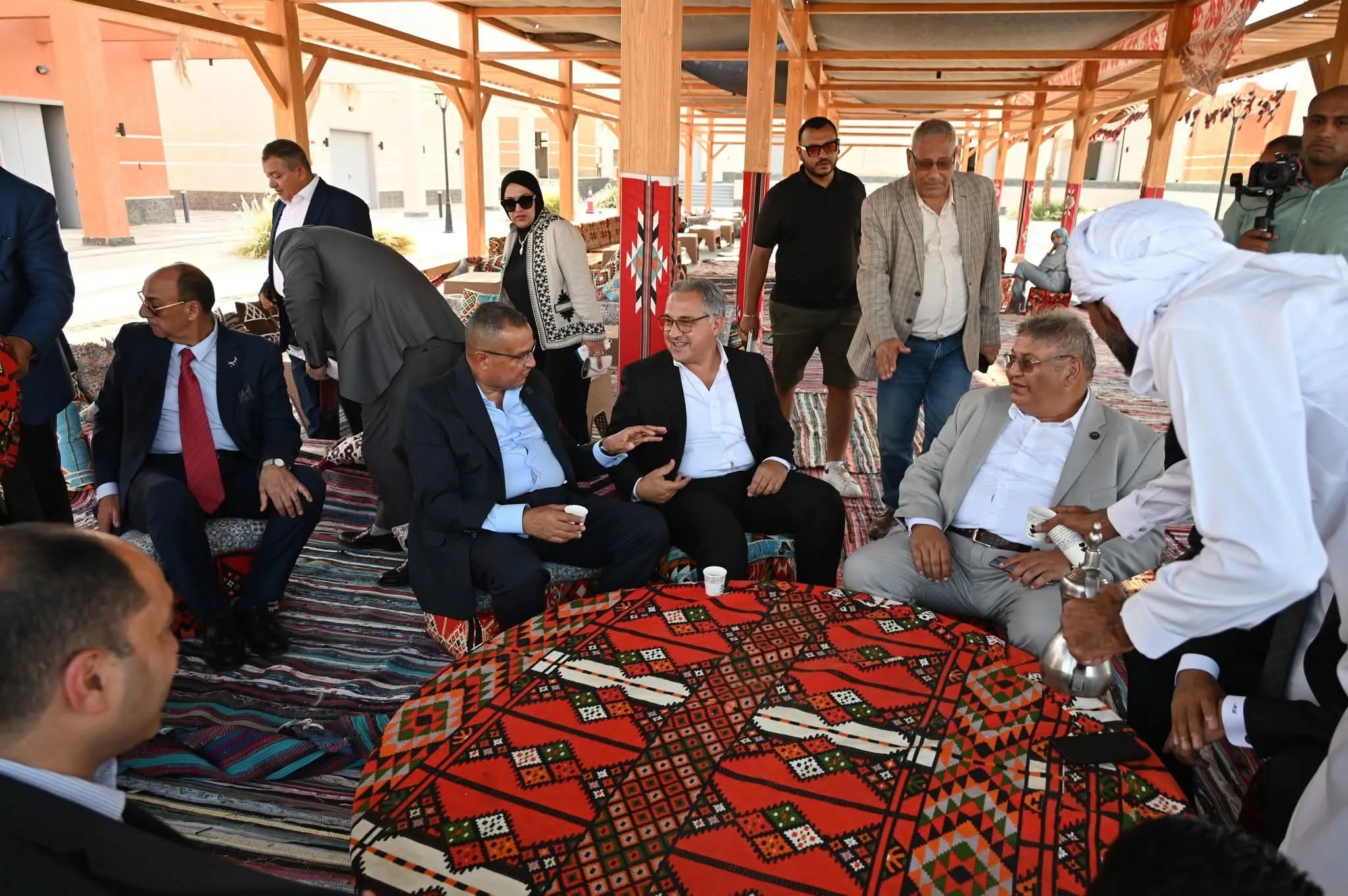 محافظ جنوب سيناء يتجول مع لجنة الإدارة المحلية بمجلس النواب في شرم الشيخ.